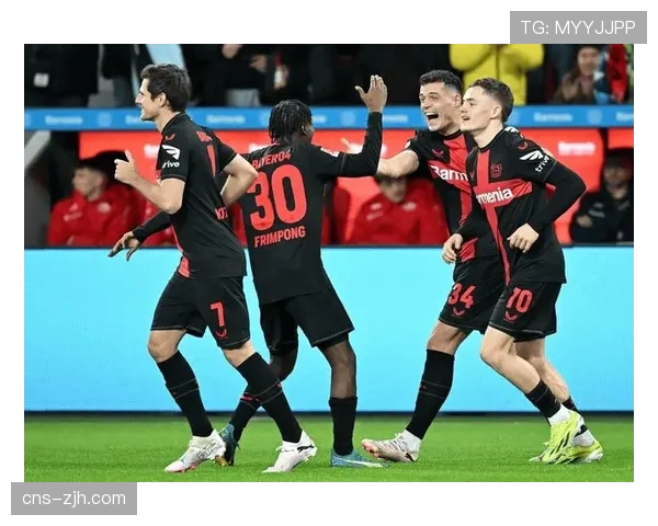 特写：在更衣室内，勒沃库森球员庆祝球队锁定欧冠资格的时刻