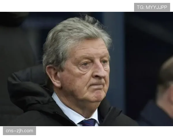 特写：老帅霍奇森回归看台，受到水晶宫主场球迷热烈欢迎