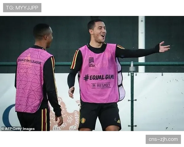 特写：在训练基地，摩纳哥助教通过视频片段向球员讲解对手肋部防守的薄弱环节